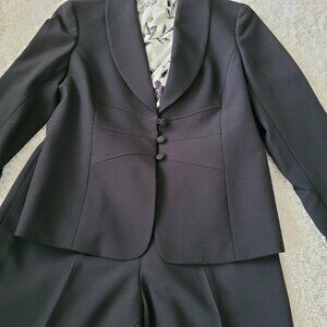 Black Le Suit Petite Size 4 Pantsuit.